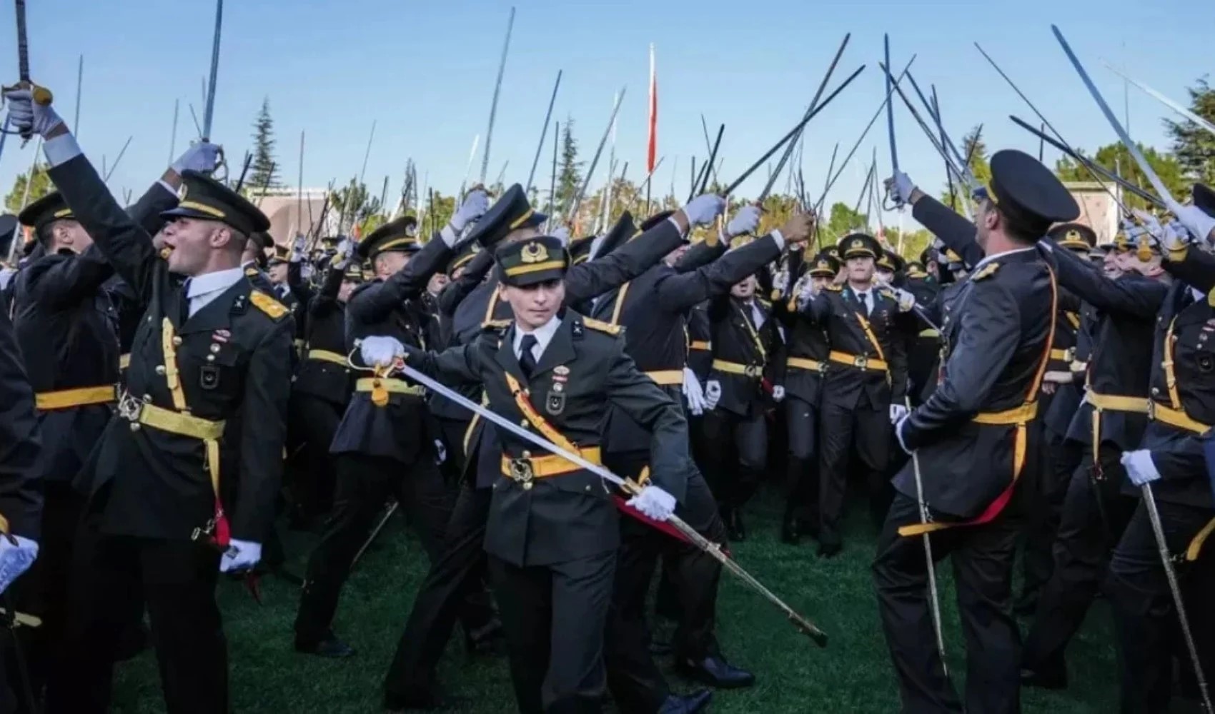 Kılıçlı yemin sonrası ihraç edilen teğmen bakkal oldu: 'İntihara teşebbüs edenler var'
