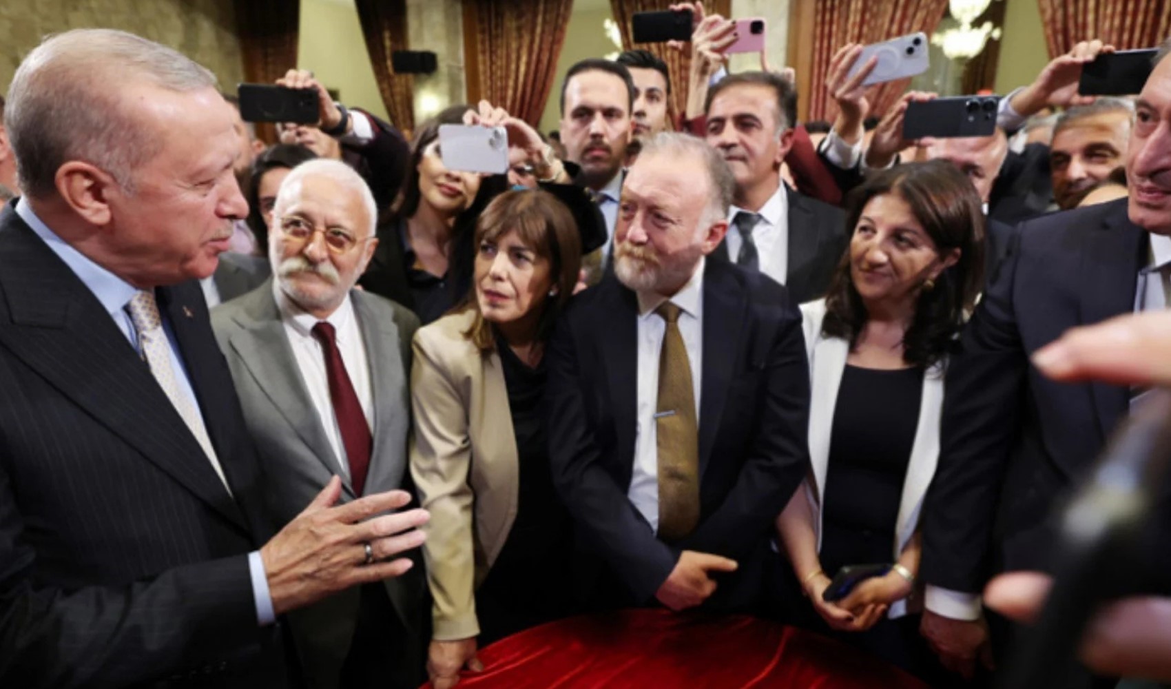 Yeni anayasa hazırlığı yapan Erdoğan'a DEM'den kötü haber!