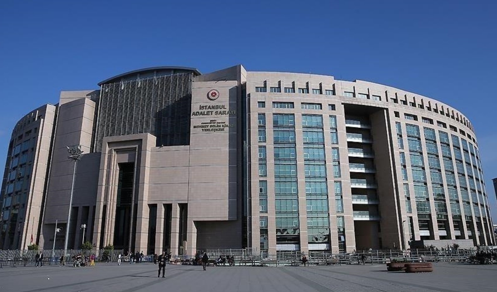 Tahliye edilen 11 kişi hakkında yakalama kararı çıkarıldı