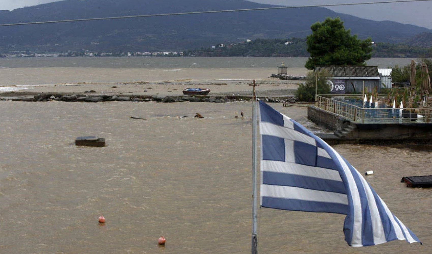 Yunanistan'da şiddetli yağışlar hayatı felç etti