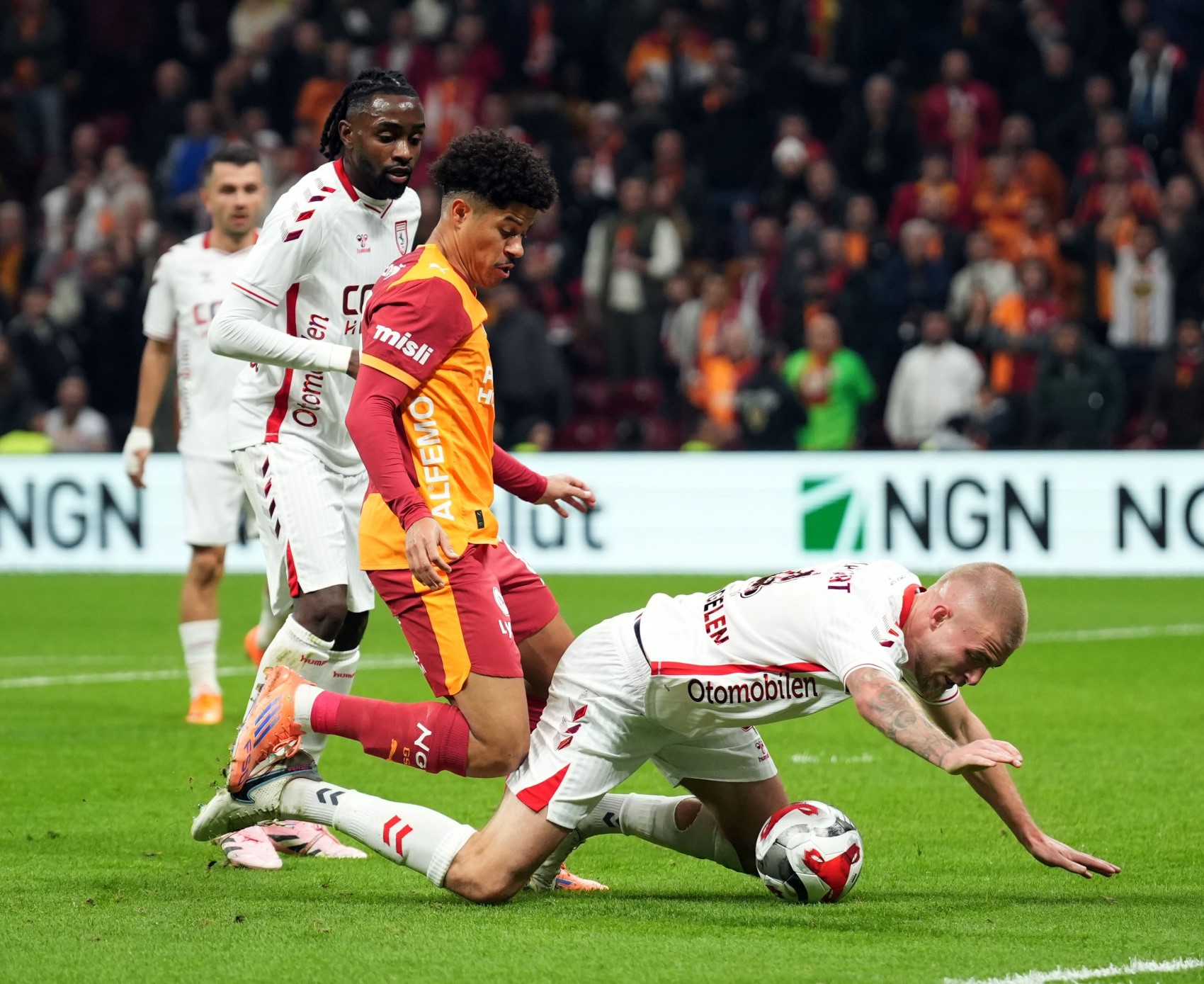 Galatasaray- Samsunspor maçındaki tartışmalı penaltı pozisyonu için kim ne dedi? Trio ekibi yorumladı