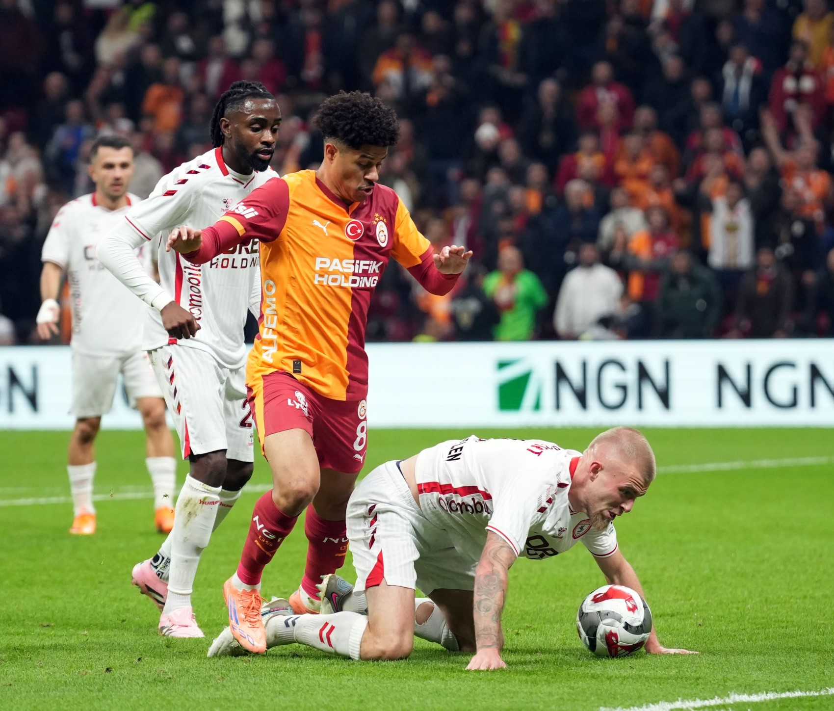 Galatasaray- Samsunspor maçındaki tartışmalı penaltı pozisyonu için kim ne dedi? Trio ekibi yorumladı