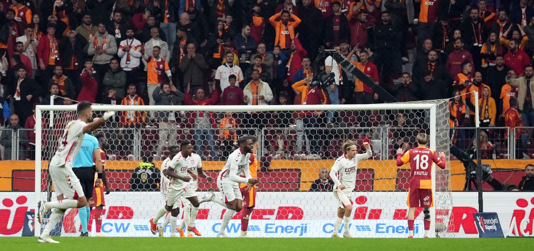 Galatasaray- Samsunspor maçındaki tartışmalı penaltı pozisyonu için kim ne dedi? Trio ekibi yorumladı