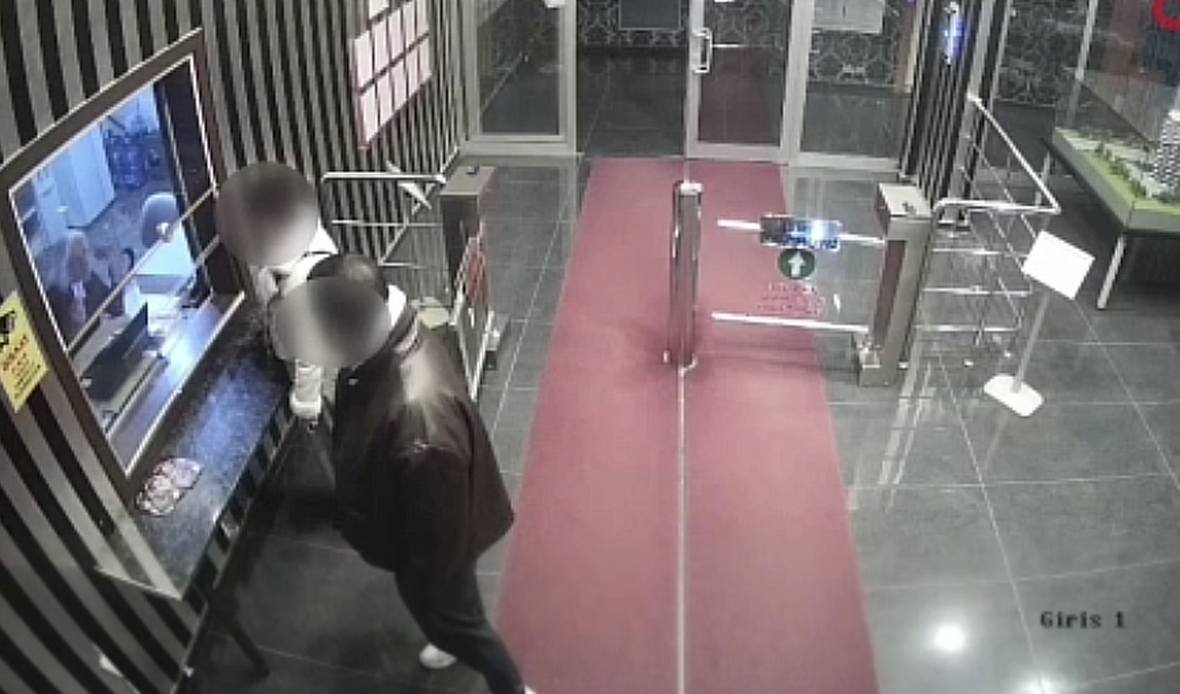 Eve davet ettiği erkeği sevgilisiyle darp etti