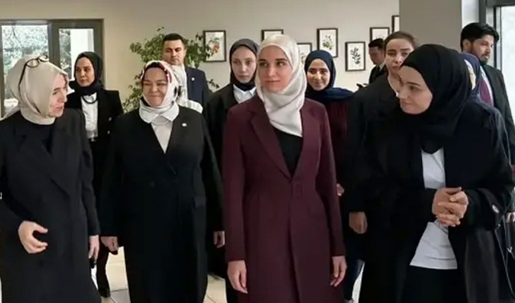 Ahmed Şara'nın eşinden Kadıköy Anadolu İmam Hatip Lisesi'ne ziyaret