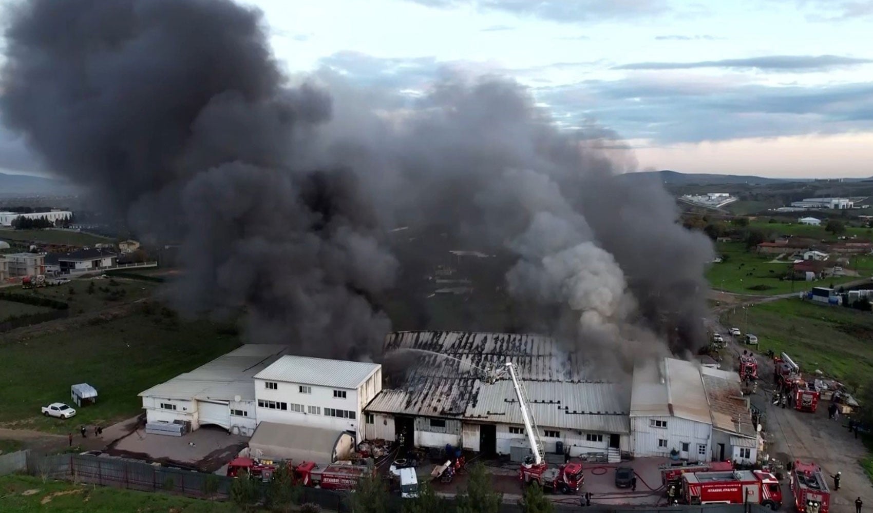 Tuzla’da kauçuk fabrikasında yangın