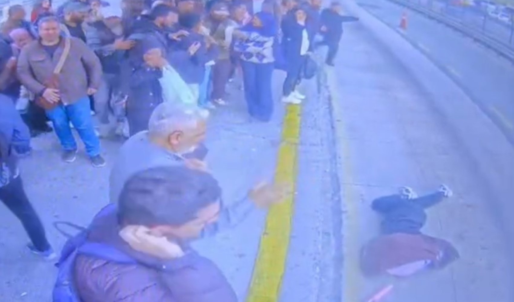 Bayılan kız metrobüsün önüne düştü