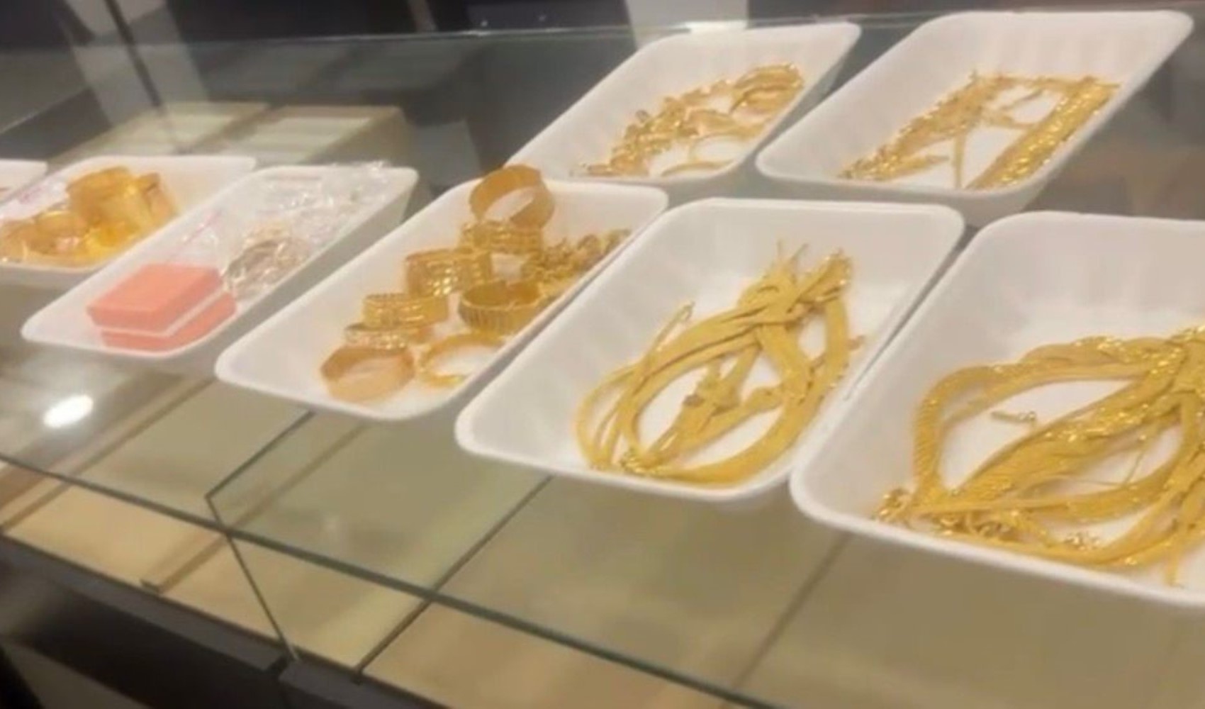 Büyükçekmece Adliyesi’nin adli emanet kasasından çalınan altınların fotoğrafı ortaya çıktı