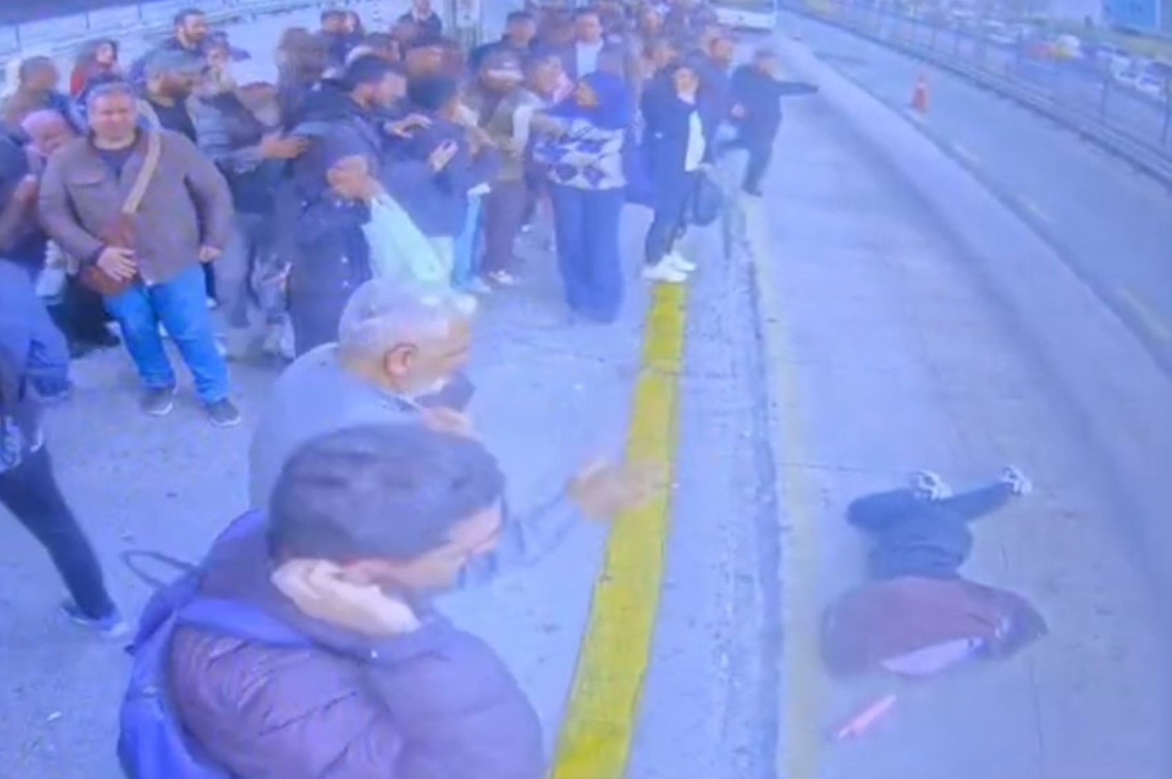 Bayılan kız metrobüsün önüne düştü