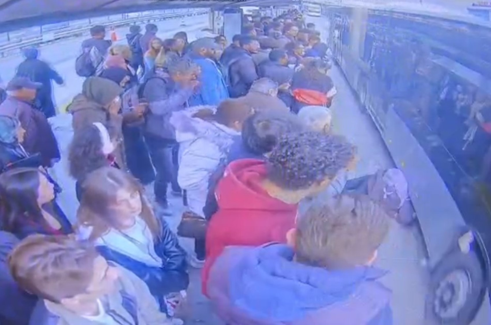 Bayılan kız metrobüsün önüne düştü