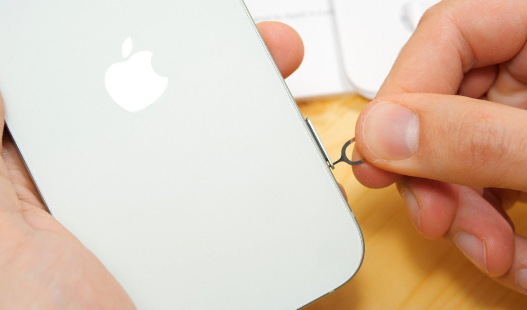 Apple, yeni iPhone modeliyle sim kart tepsisine veda ediyor