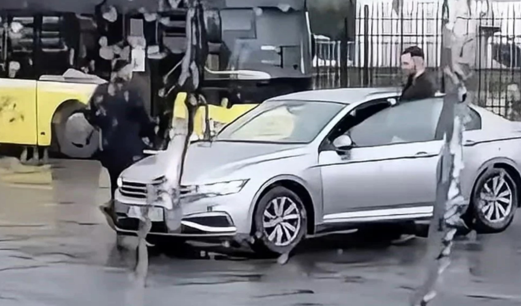 Otobüs durağında havaya ateş açtı