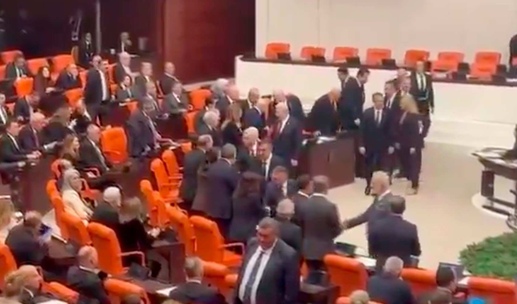 Bütçe görüşmeleri başladı: TBMM'de kim kiminle tokalaştı, kim kimi pas geçti?