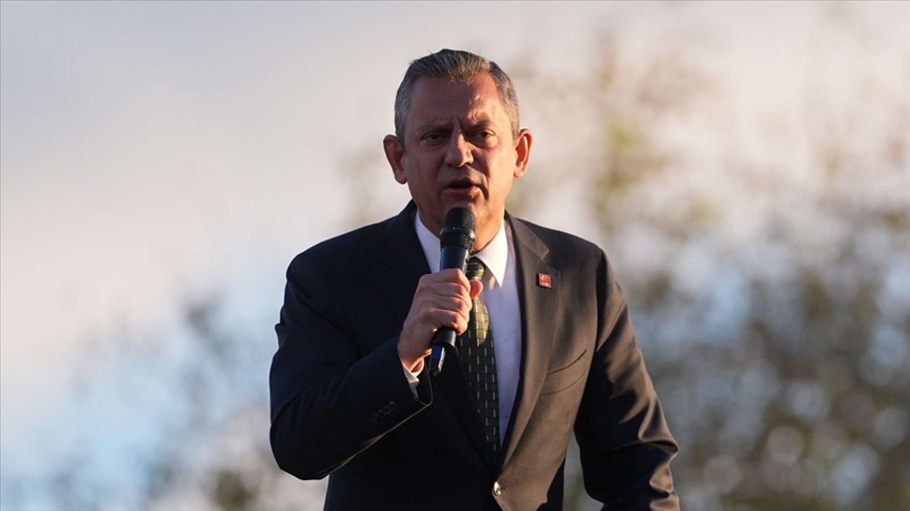 CHP'ye kötü haber: Özgür Özel'in masasındaki ankette beklenmeyen sonuç