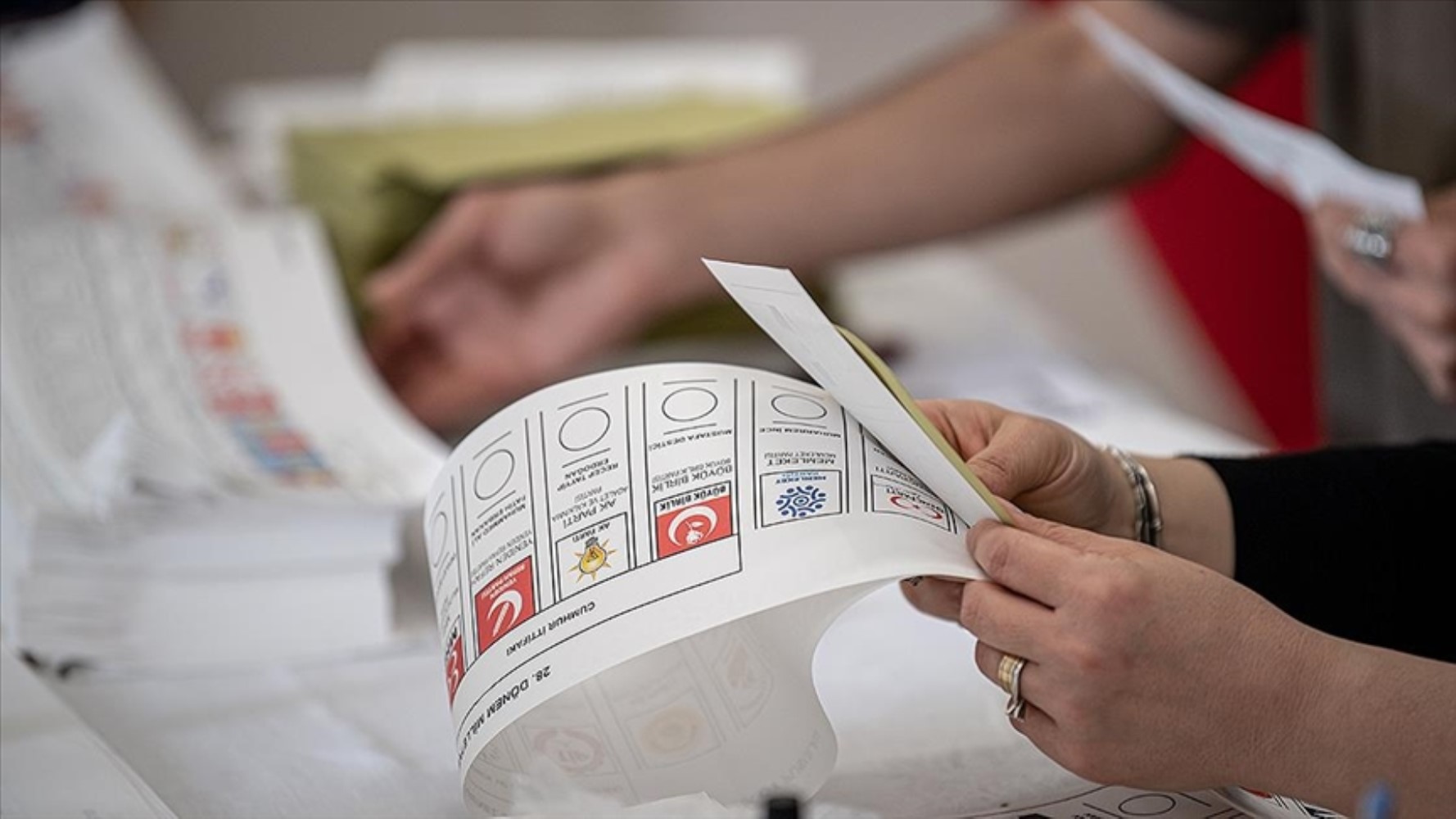 CHP'ye kötü haber: Özgür Özel'in masasındaki ankette beklenmeyen sonuç