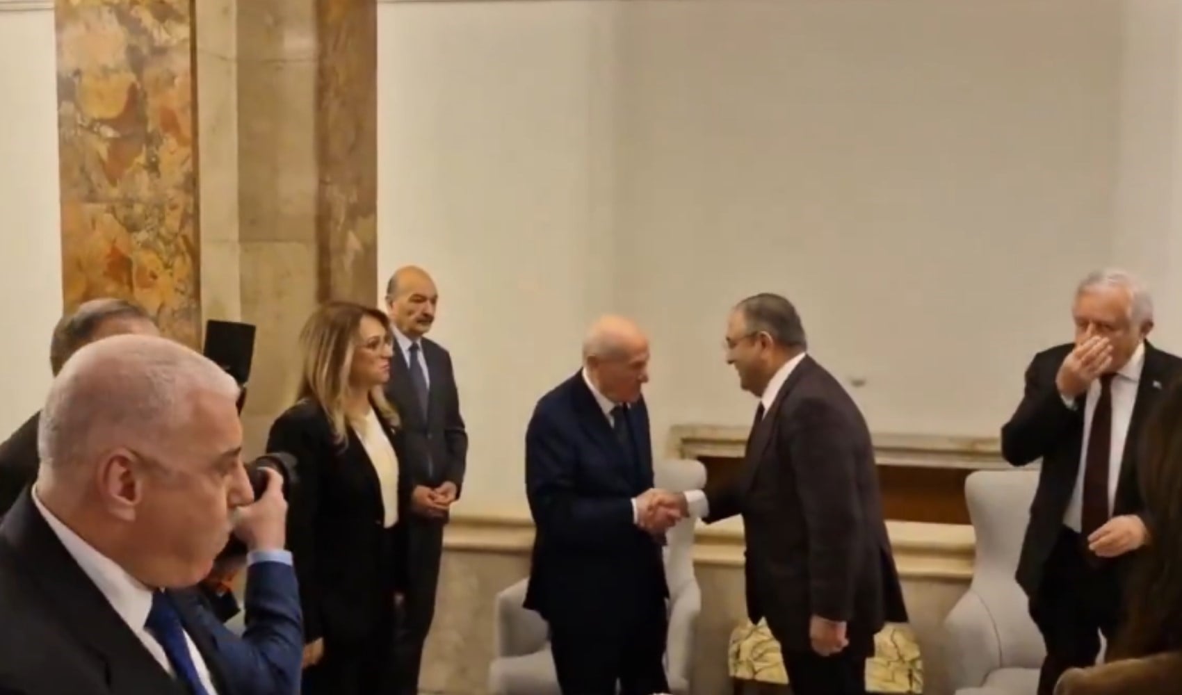 Bütçe görüşmesinde dikkat çeken kare: Bahçeli ve Sezgin Tanrıkulu arasında samimi anlar...