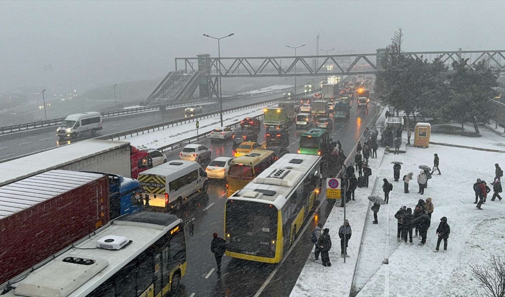 kapak_istanbulda-etkili-olan-kar-yagisi-trafik-yogunluguna-neden-oldu-631015.jpg