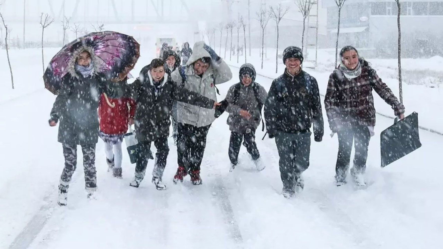 Kar yağışı devam ediyor: Birçok il ve ilçede eğitime ara verildi: İstanbul’da okullar tatil edildi mi? İdari personeller izinli sayılacak! İşte 13 Şubat 2025'te okulların tatil edildiği il ve ilçeler