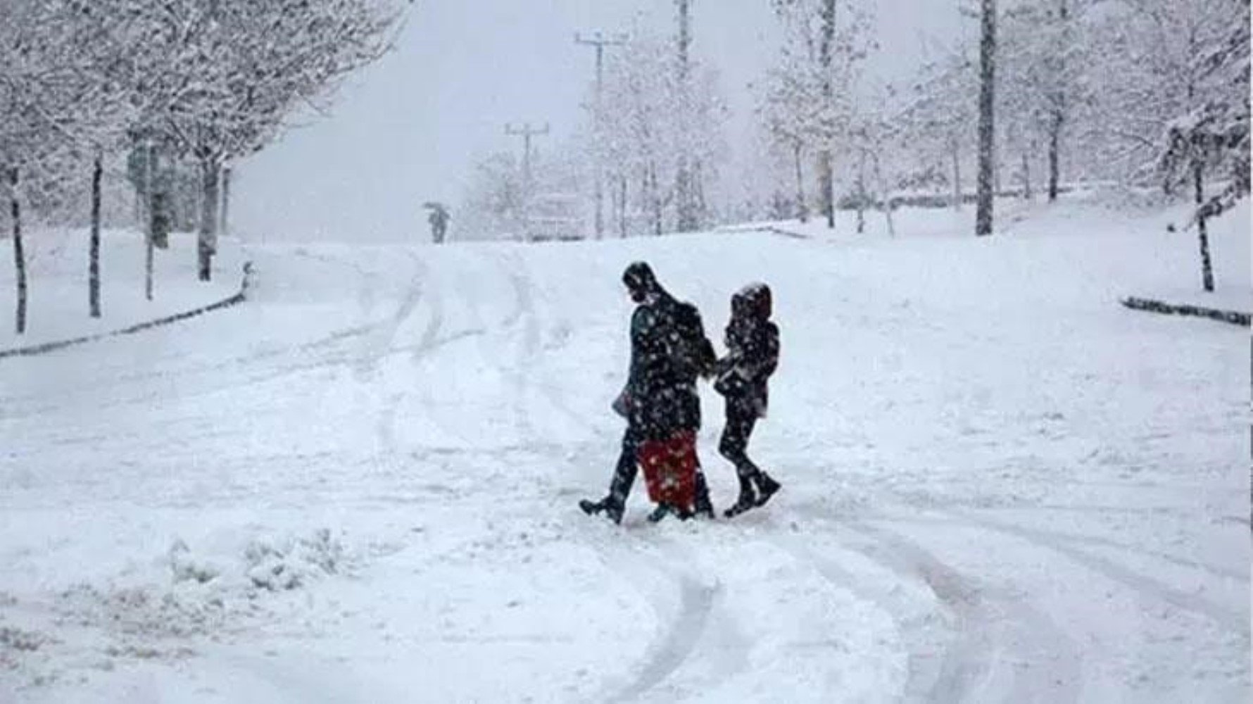 Kar yağışı devam ediyor: Birçok il ve ilçede eğitime ara verildi: İstanbul’da okullar tatil edildi mi? İdari personeller izinli sayılacak! İşte 13 Şubat 2025'te okulların tatil edildiği il ve ilçeler