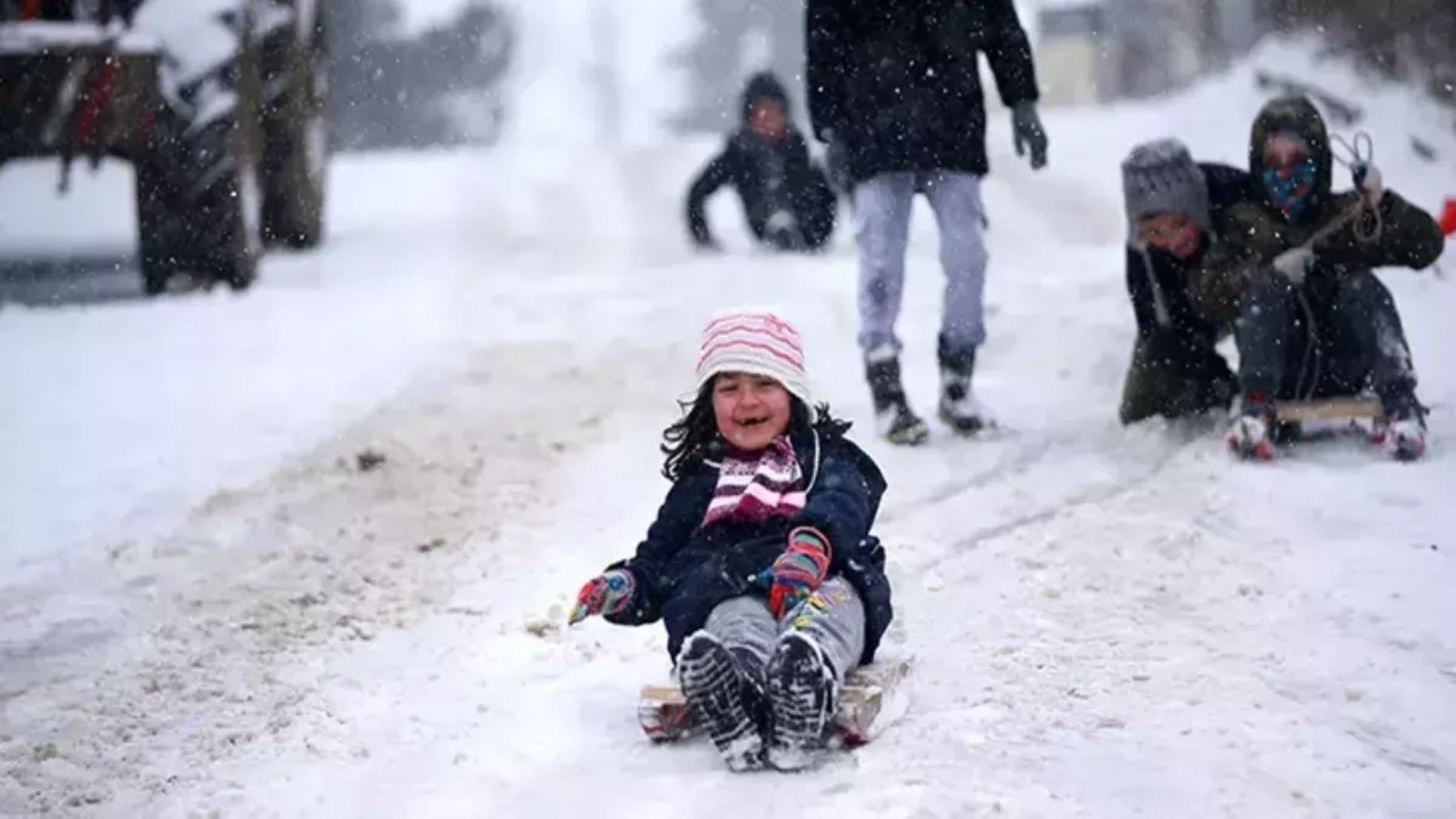 Kar yağışı devam ediyor: Birçok il ve ilçede eğitime ara verildi: İstanbul’da okullar tatil edildi mi? İdari personeller izinli sayılacak! İşte 13 Şubat 2025'te okulların tatil edildiği il ve ilçeler