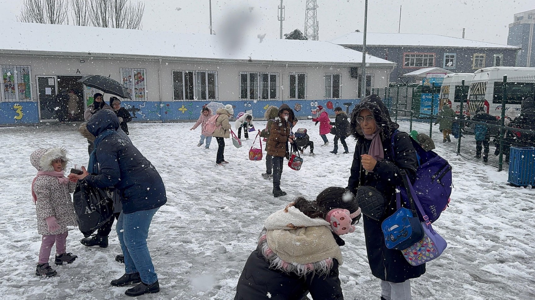 Kar yağışı devam ediyor: Birçok il ve ilçede eğitime ara verildi: İstanbul’da okullar tatil edildi mi? İdari personeller izinli sayılacak! İşte 13 Şubat 2025'te okulların tatil edildiği il ve ilçeler