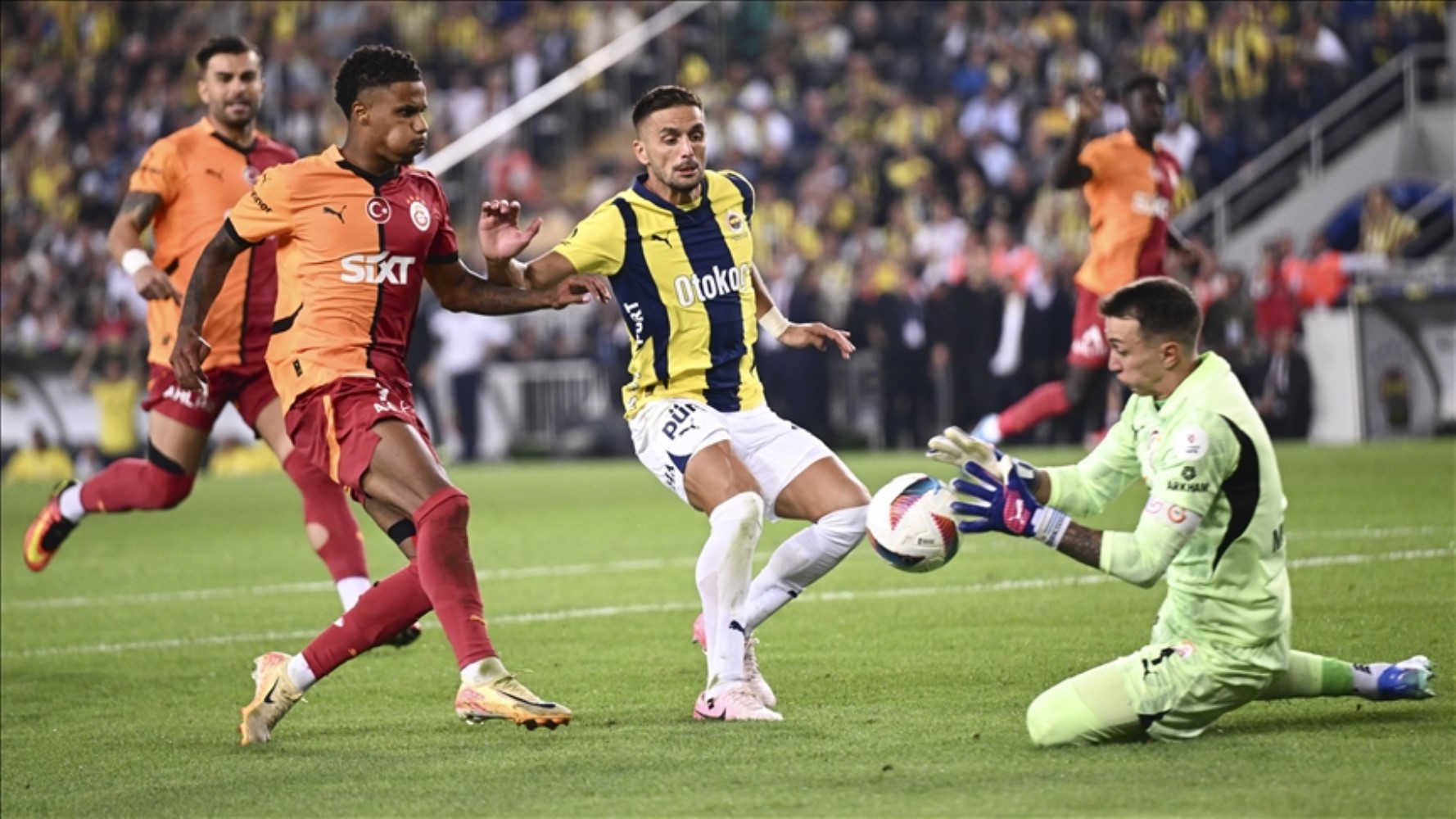 Galatasaray - Fenerbahçe derbisi için yabancı hakem kararı!