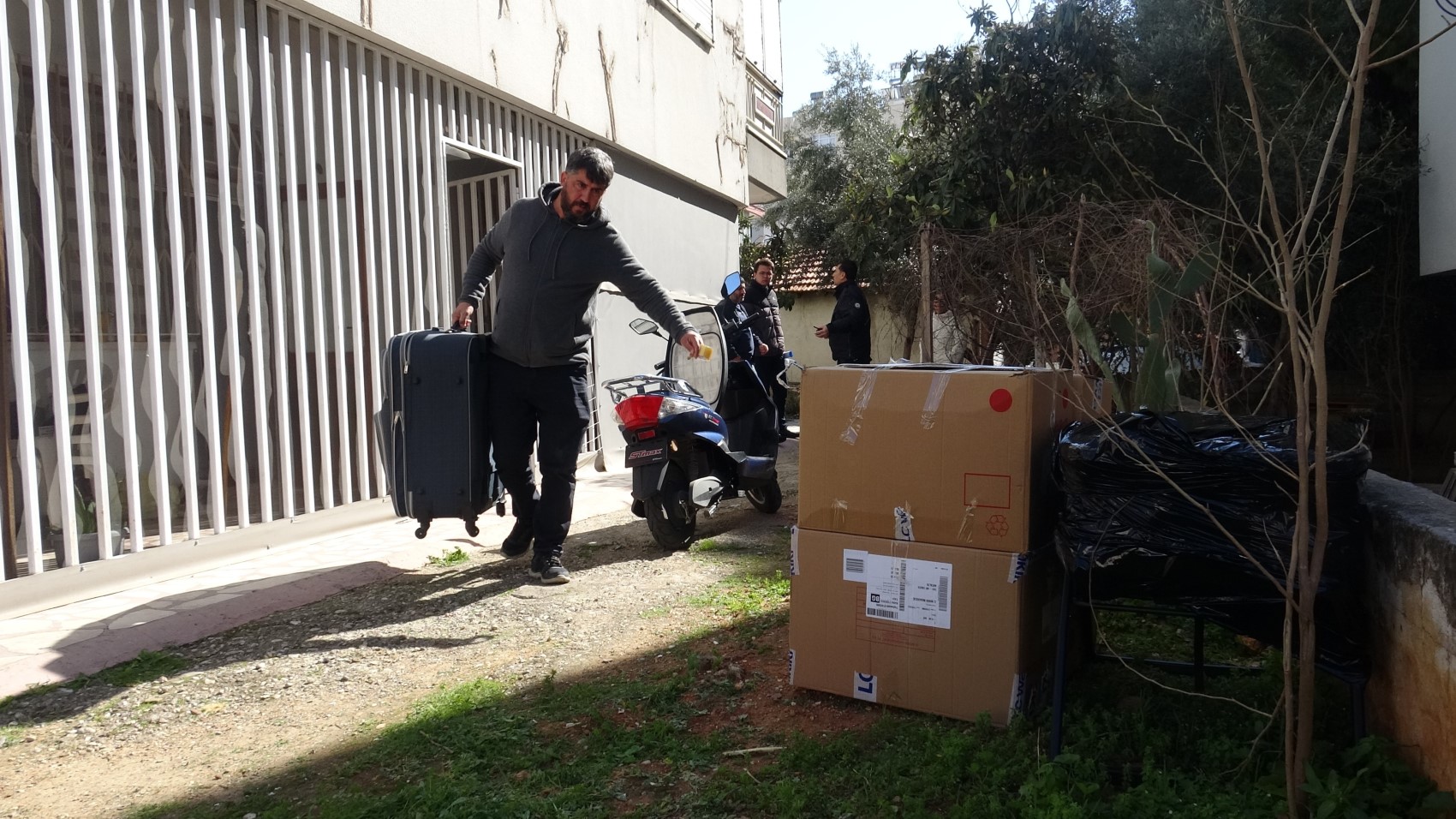 Inquilino sotto sfratto minaccia di dare fuoco alla casa con la famiglia: 'Sono diventato un rifugiato nel mio stesso Paese'