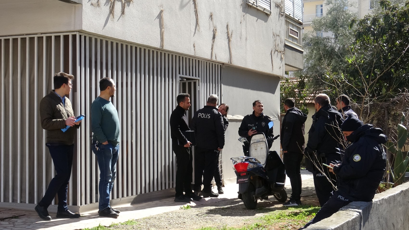 Inquilino sotto sfratto minaccia di dare fuoco alla casa con la famiglia: 'Sono diventato un rifugiato nel mio stesso Paese'