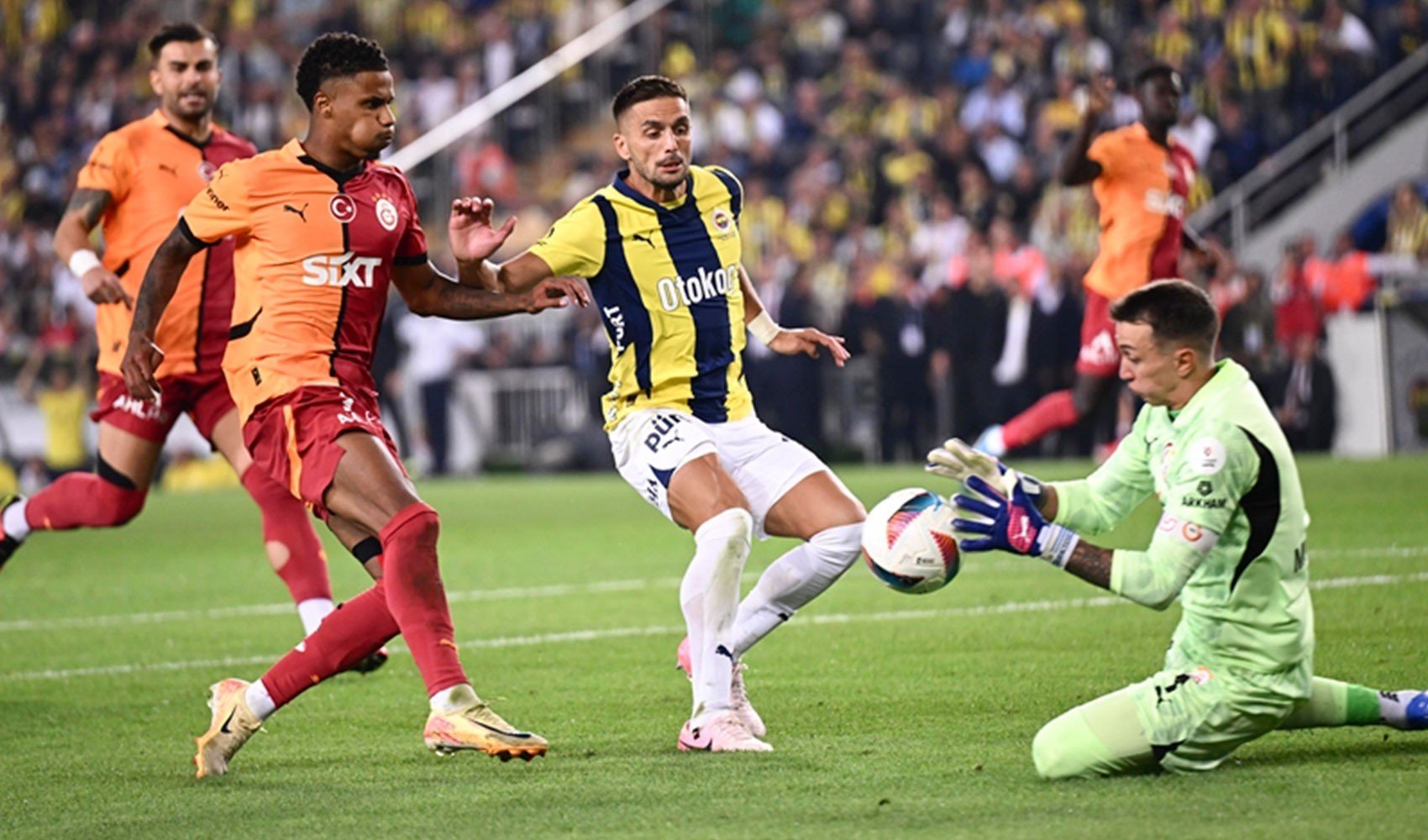 Galatasaray - Fenerbahçe derbisi için yabancı hakem kararı!