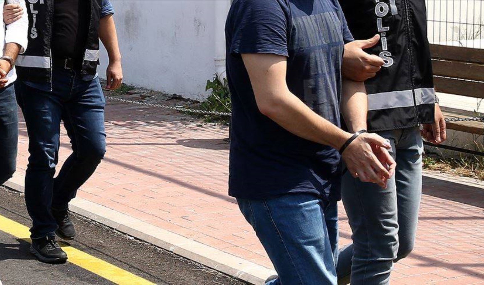 CHP'li belediyelere operasyon: Gözaltına alınanlar sağlık kontrolünden geçirildi