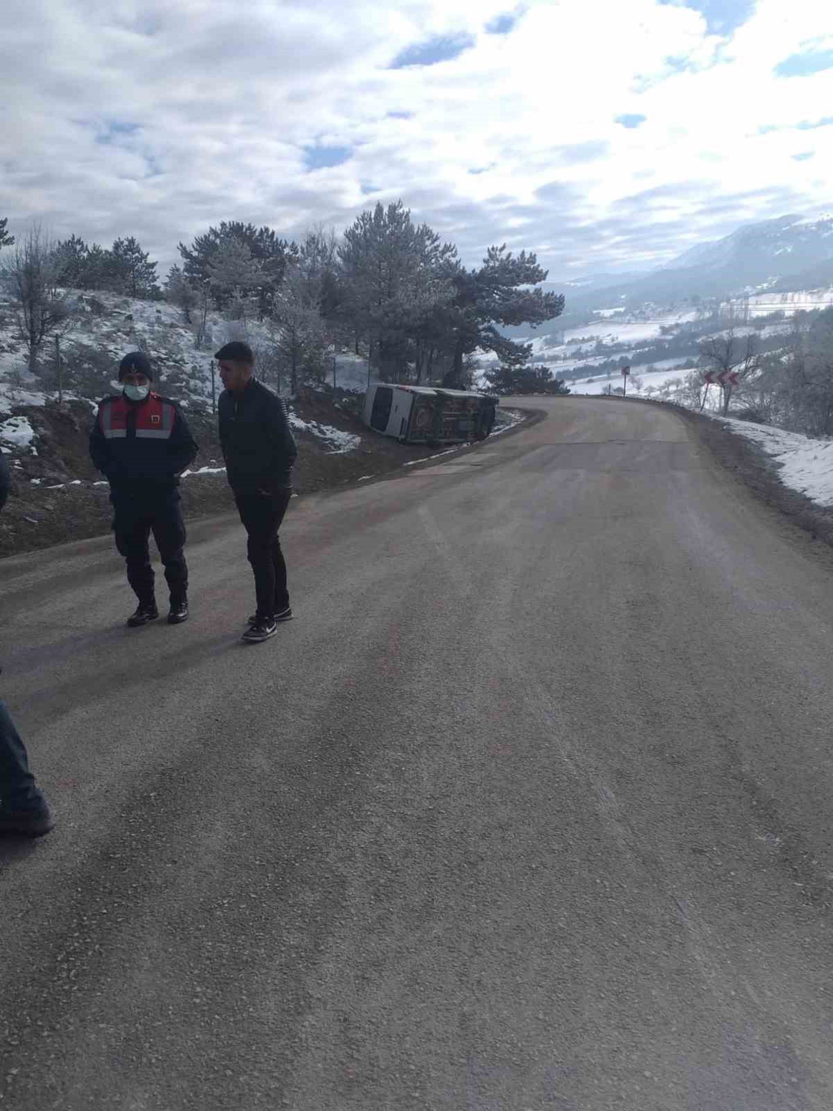 Bolu'da işçileri taşıyan servis devrildi... Çok sayıda işçi yaralandı