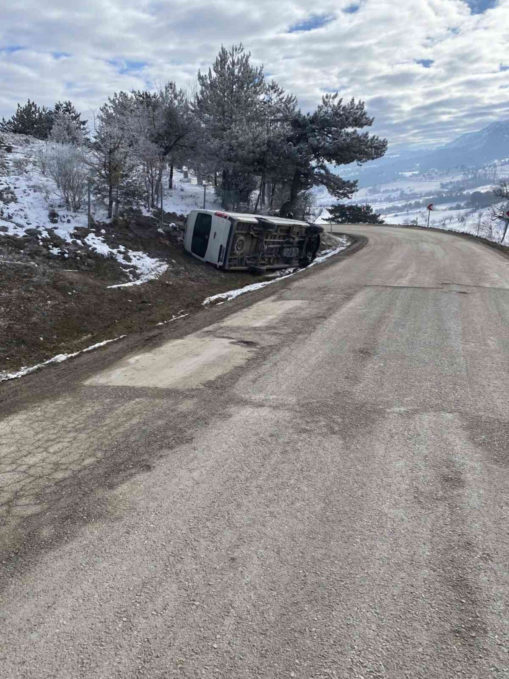 Bolu'da işçileri taşıyan servis devrildi... Çok sayıda işçi yaralandı