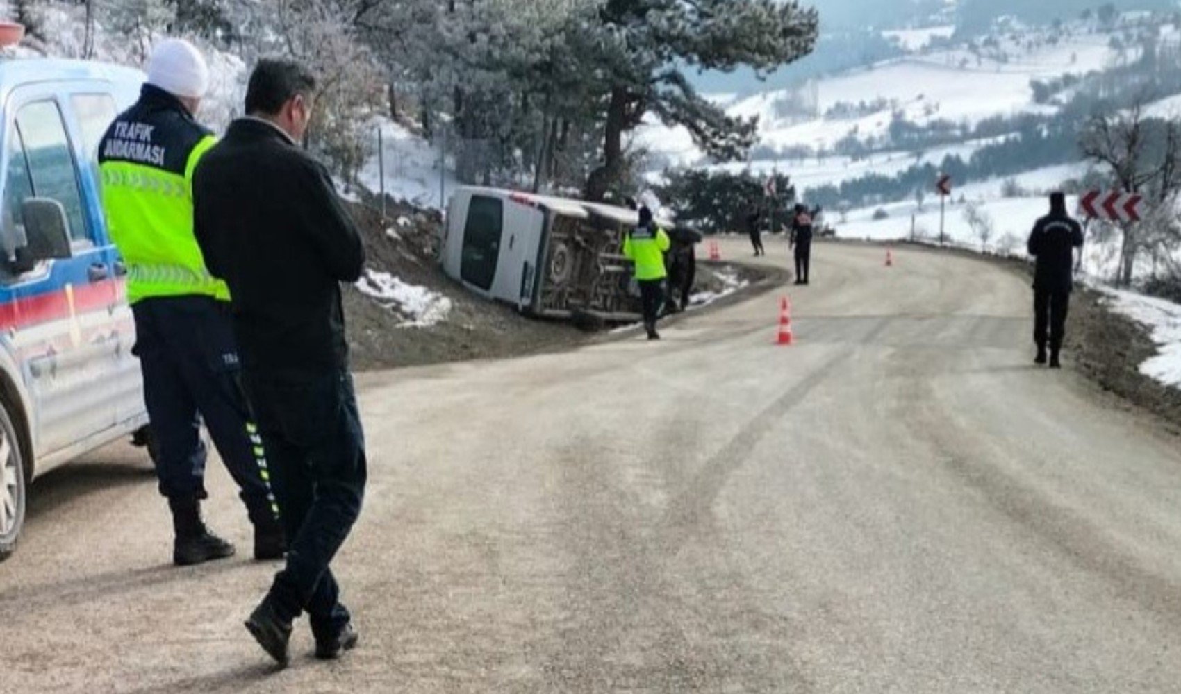 Bolu'da işçileri taşıyan servis devrildi... Çok sayıda işçi yaralandı