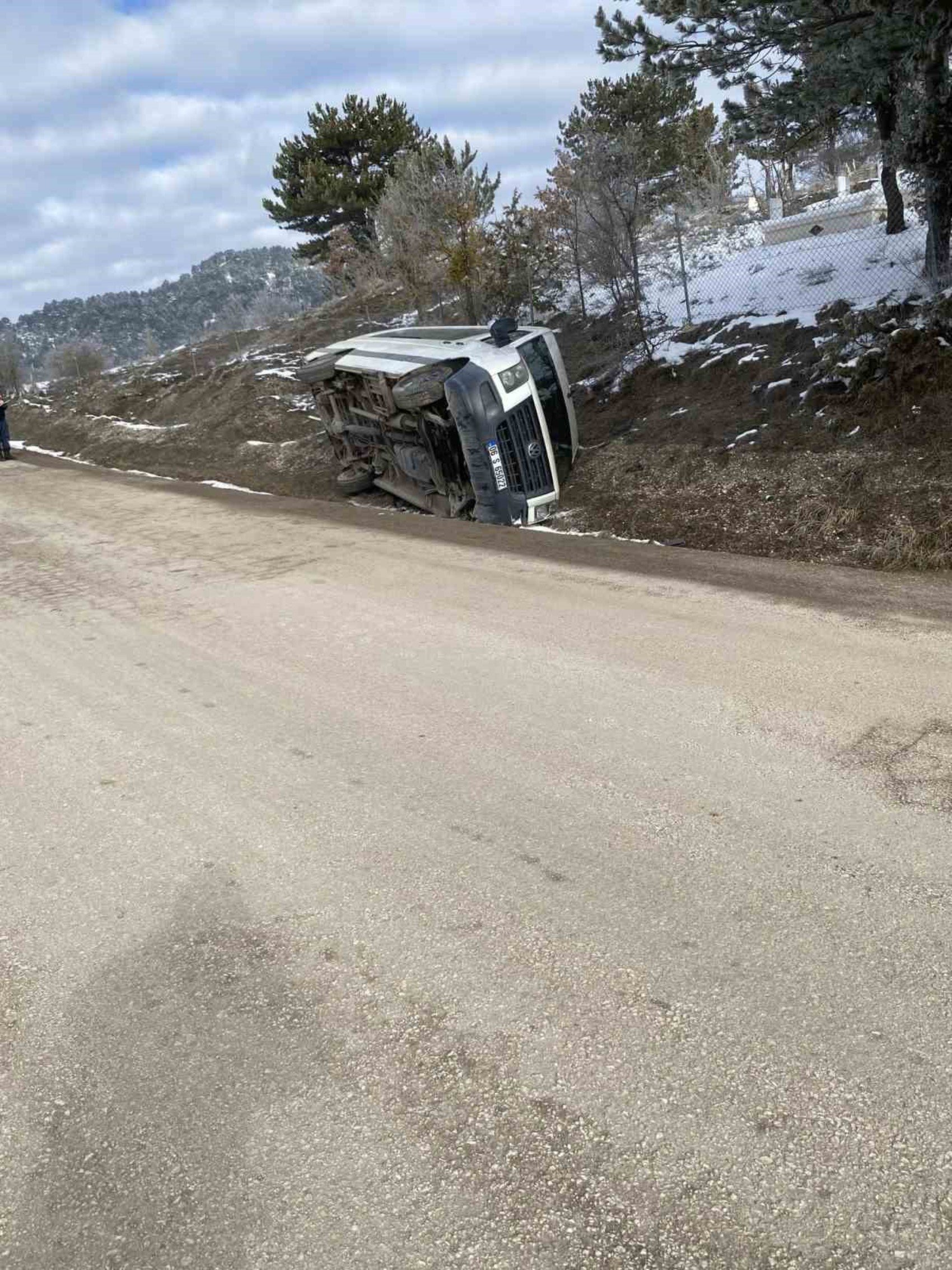 Bolu'da işçileri taşıyan servis devrildi... Çok sayıda işçi yaralandı