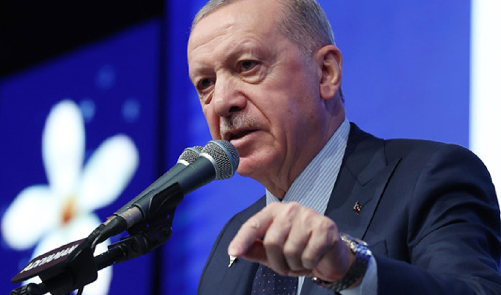 Son Dakika: Erdoğan, 'İmamoğlu'na siyasi yasak' sorusuna yanıt verdi: CHP'deki 3'lü zirveye ilk yorum!