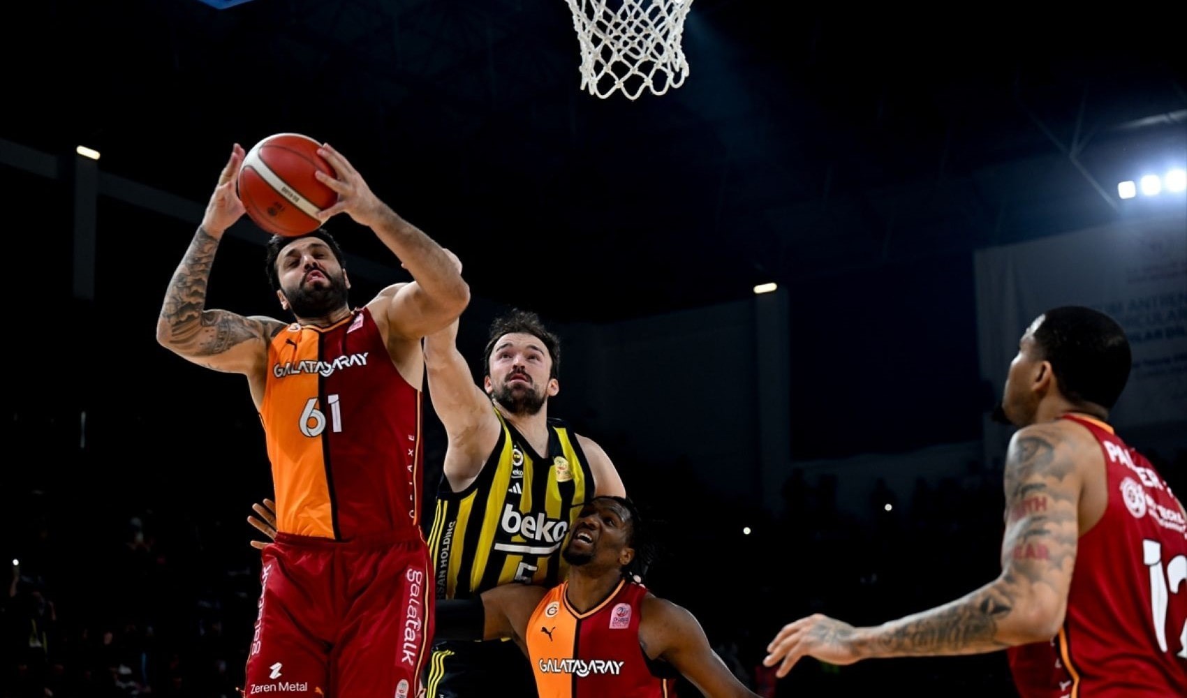 Fenerbahçe-Galatasaray basketbol maçı yarıda mı kaldı?