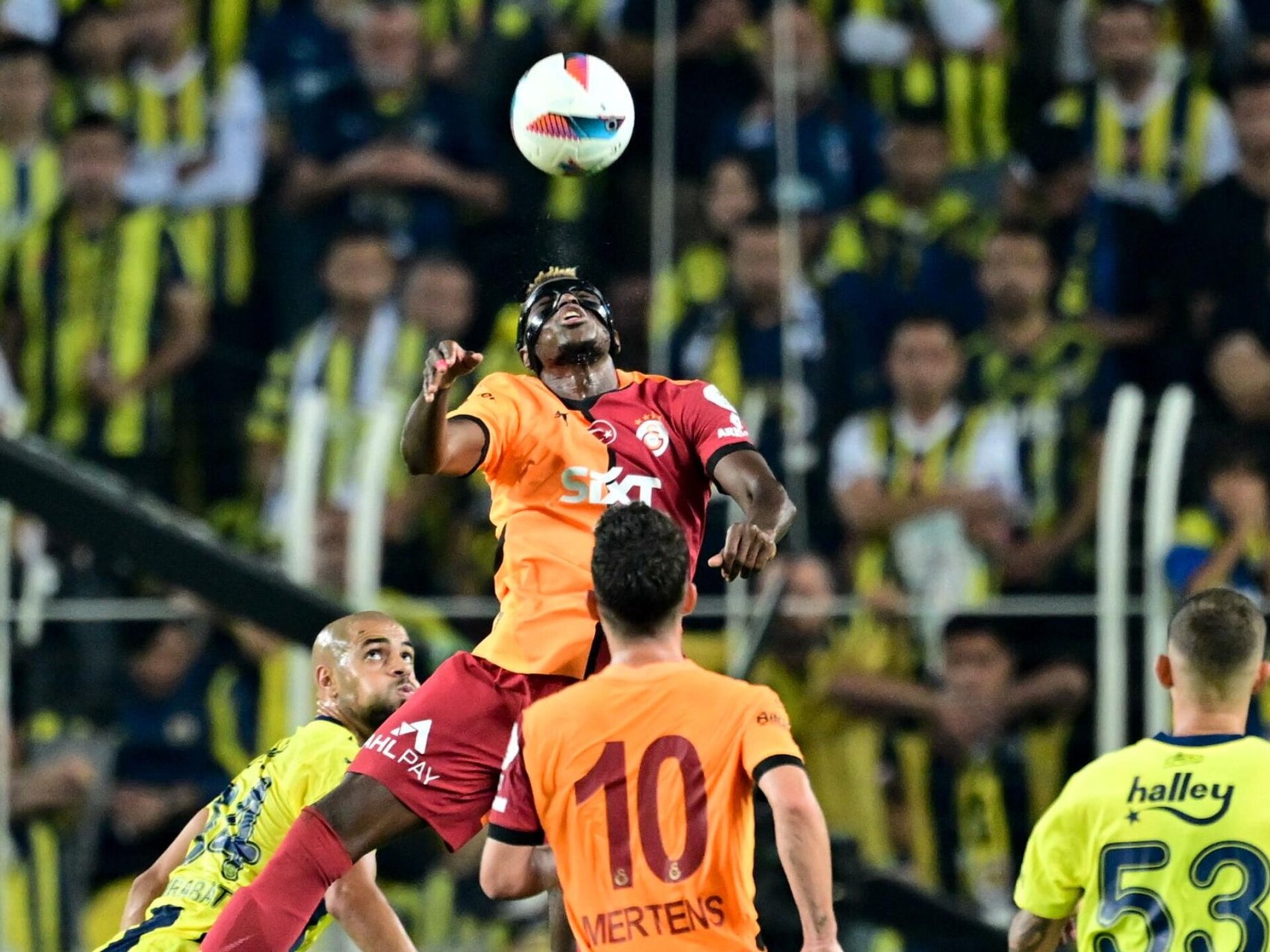 Ipotesi arbitro straniero per il derby Galatasaray-Fenerbahçe: arriva l'ordine di iniziare le ricerche