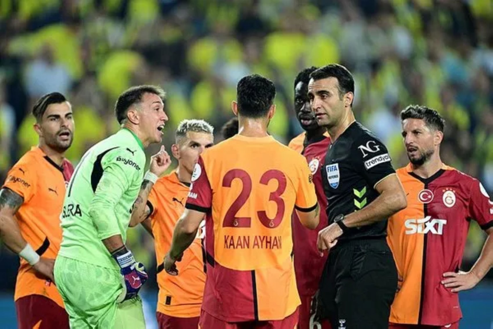 Ipotesi arbitro straniero per il derby Galatasaray-Fenerbahçe: arriva l'ordine di iniziare le ricerche