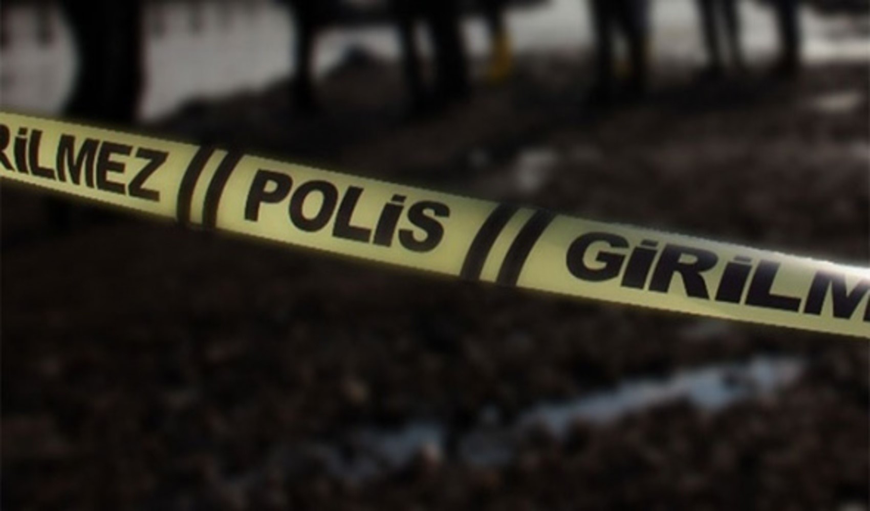 Polis şeridiyle kapatılmış olay yeri görseli.