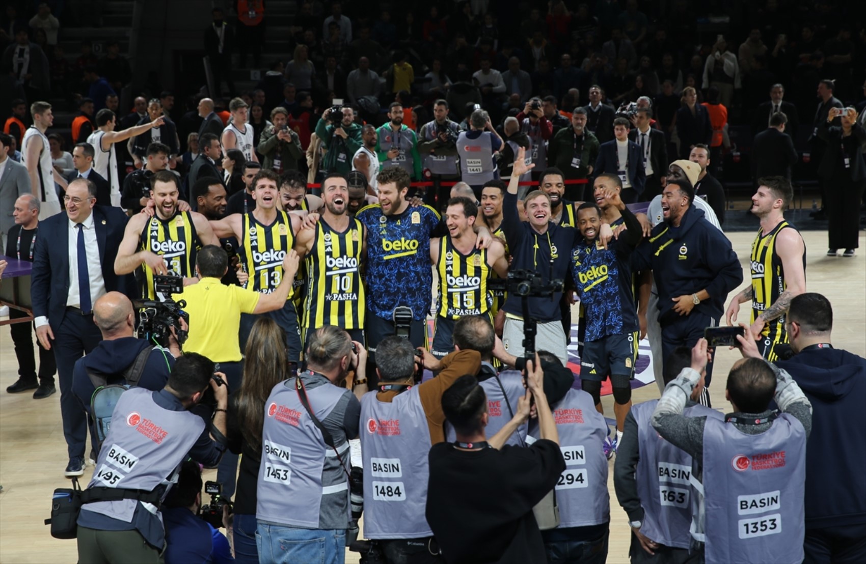 Fenerbahçe Beko, Beşiktaş'ı yıktı ve kupayı kazandı