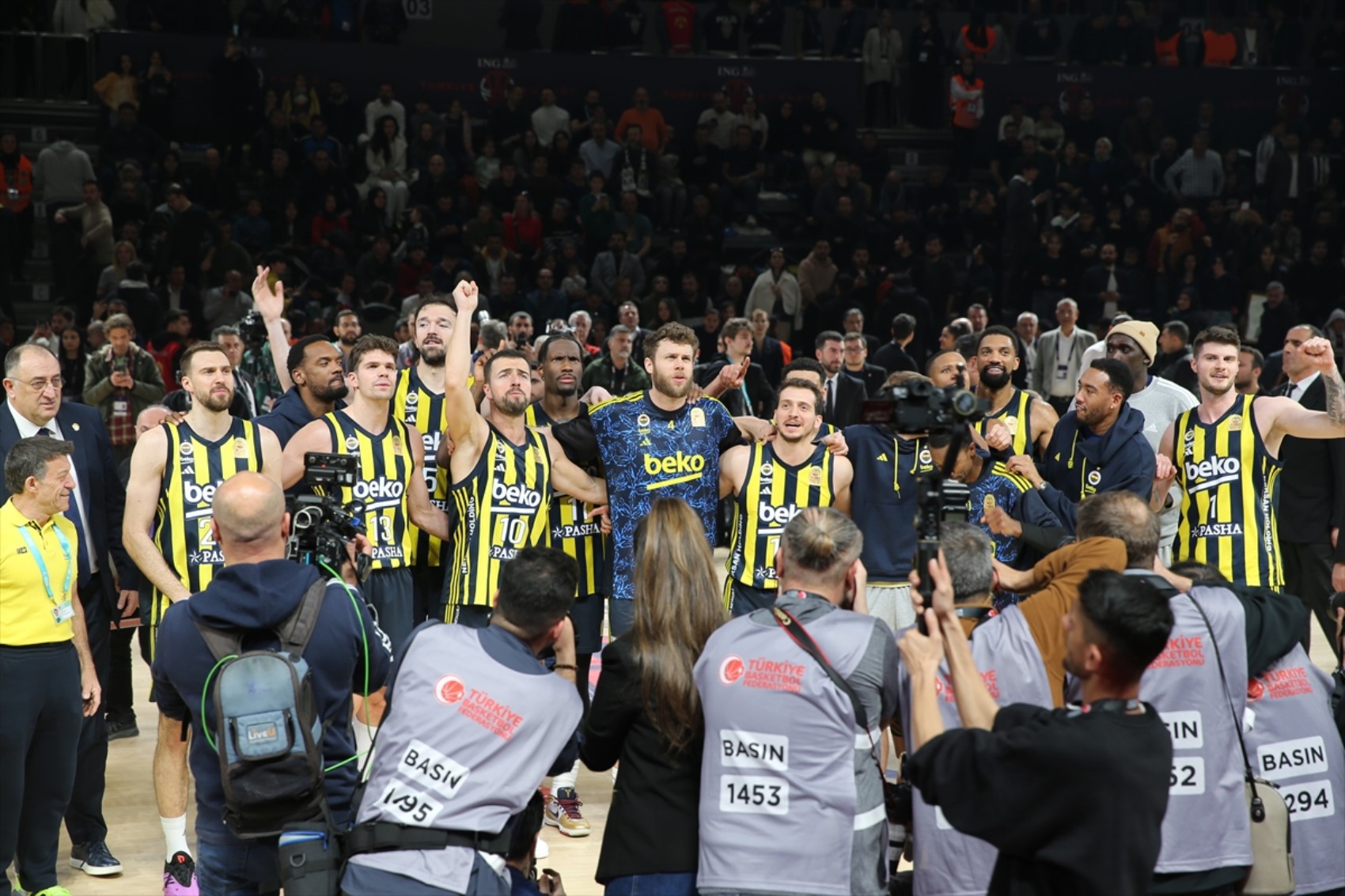 Fenerbahçe Beko, Beşiktaş'ı yıktı ve kupayı kazandı