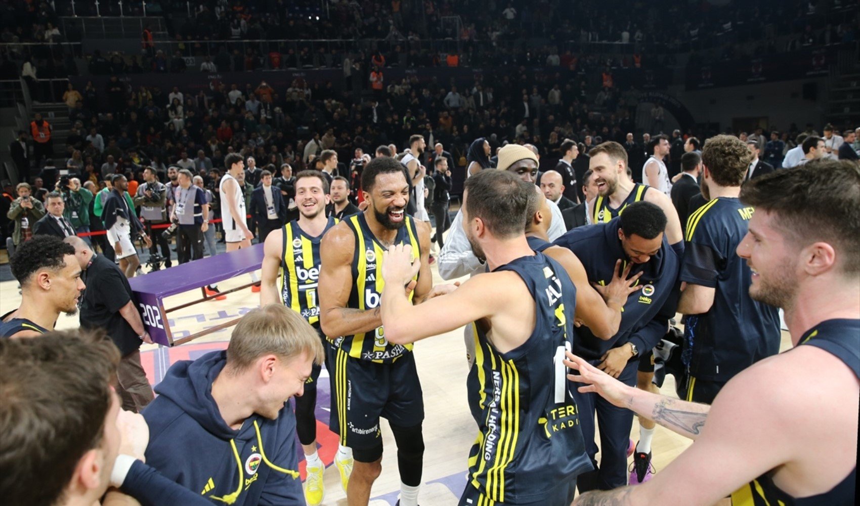 Fenerbahçe Beko, Beşiktaş'ı yıktı ve kupayı kazandı