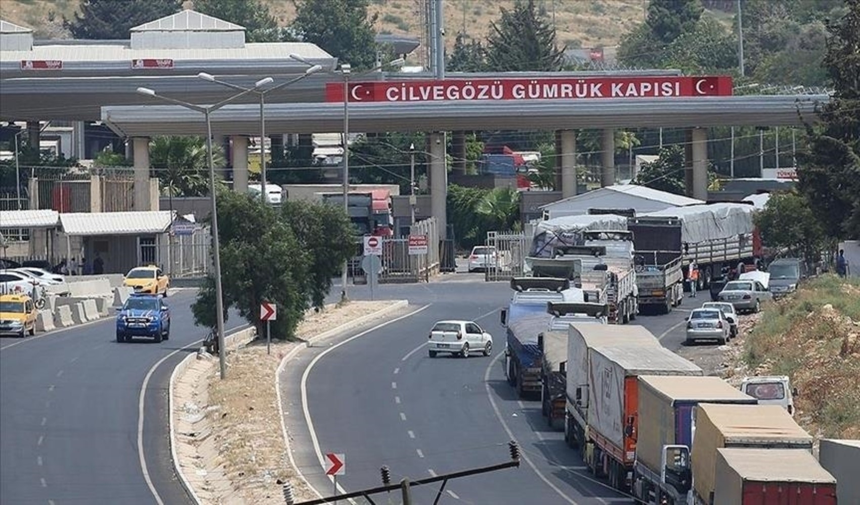 Şam Havalimanı'nı yenileme işini Türkiye üstlendi: 6 tır dolusu ekipman Suriye'ye gönderildi