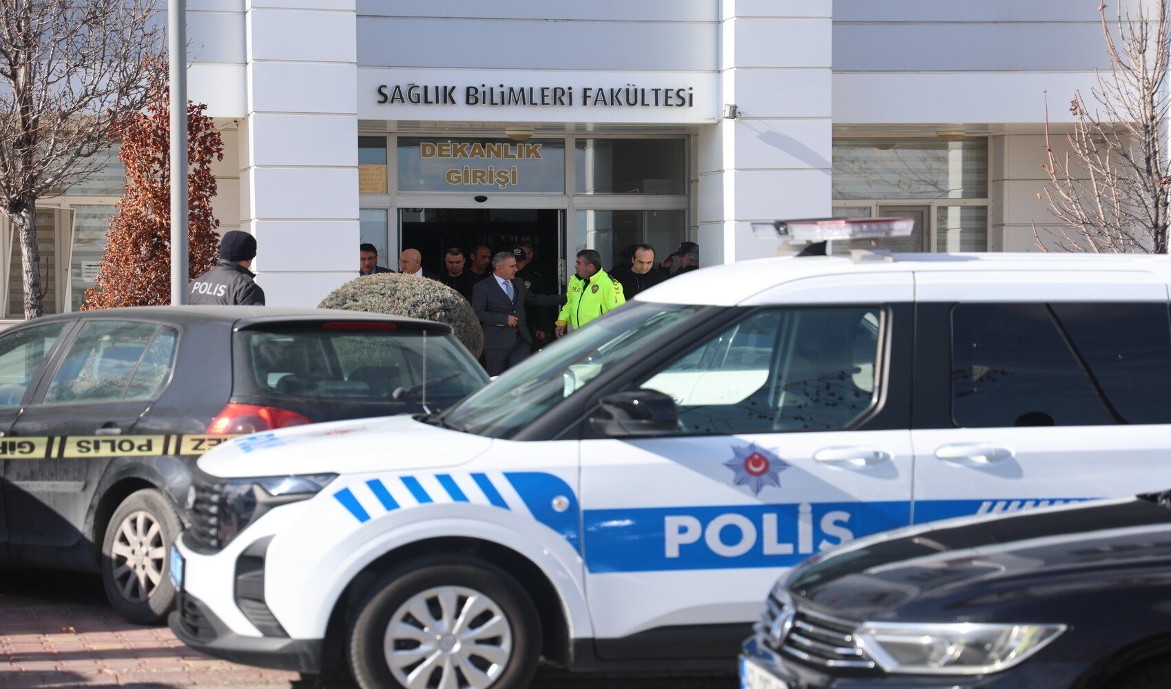 Selçuk Üniversitesi'nde bir öğrenci silahlı saldırı düzenledi: Dekan yardımcısı vuruldu