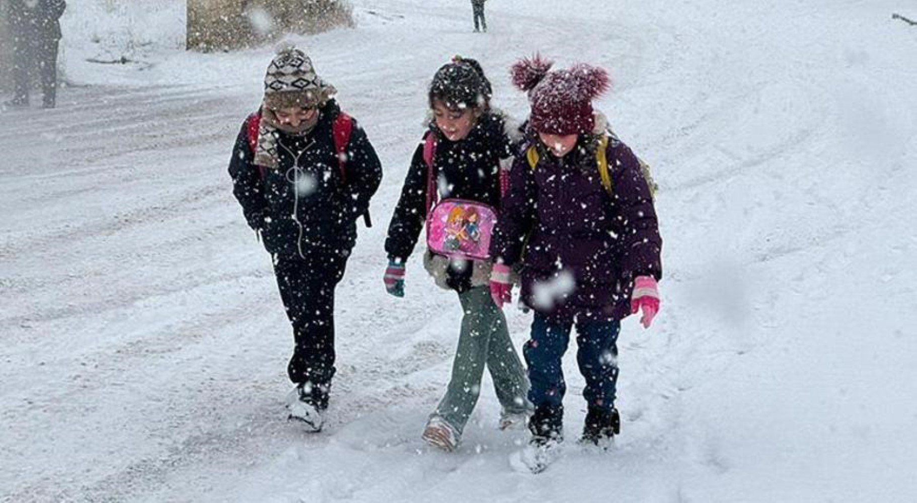 Valilikler peş peşe açıkladı: Birçok il ve ilçede eğitime ara verildi! İşte 19 Şubat 2025'te okulların tatil edildiği il ve ilçeler...