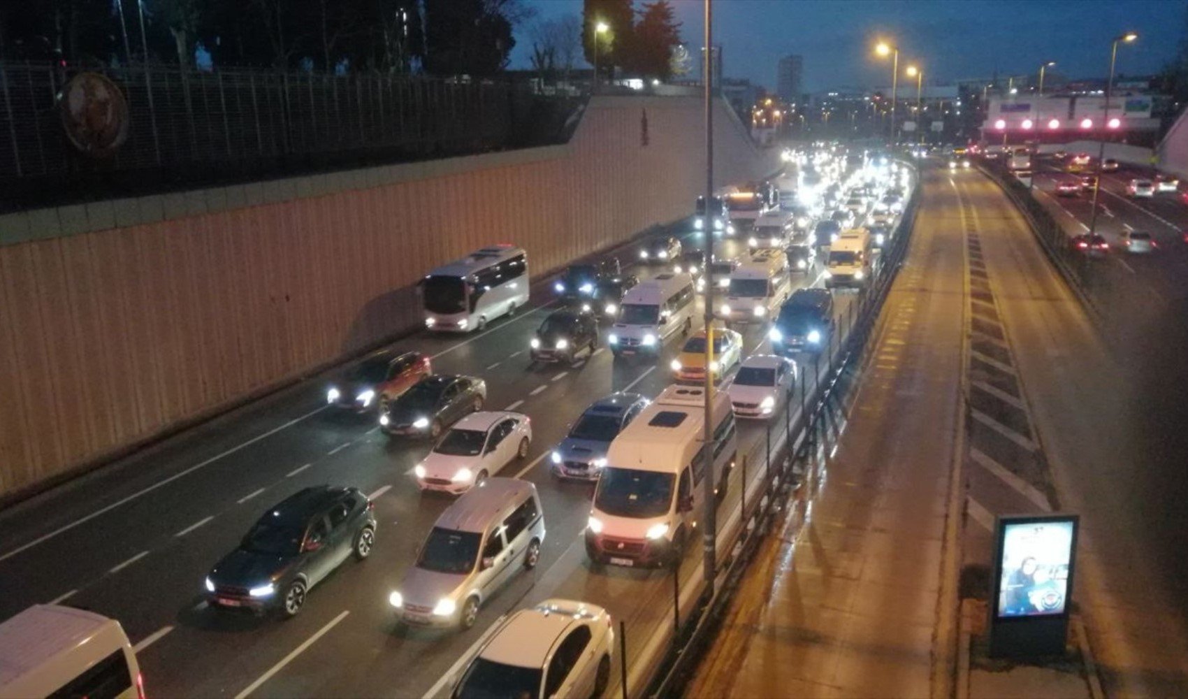 İstanbul'da sabah trafiği felç oldu! Araçlar güçlükle ilerledi