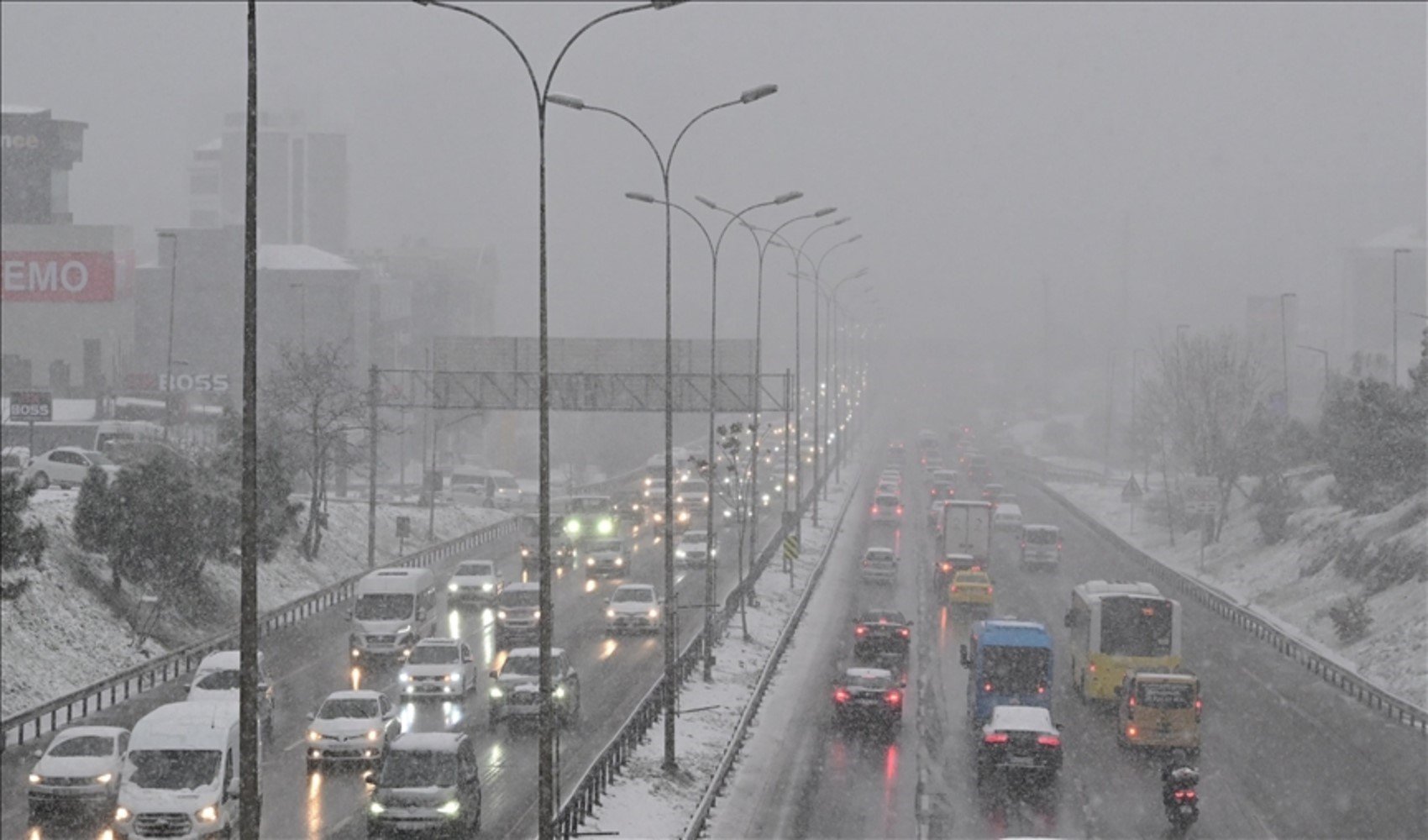 Kar yağışı İstanbul'da trafiği felç etti: E-5'te araç yoğunluğu artıyor