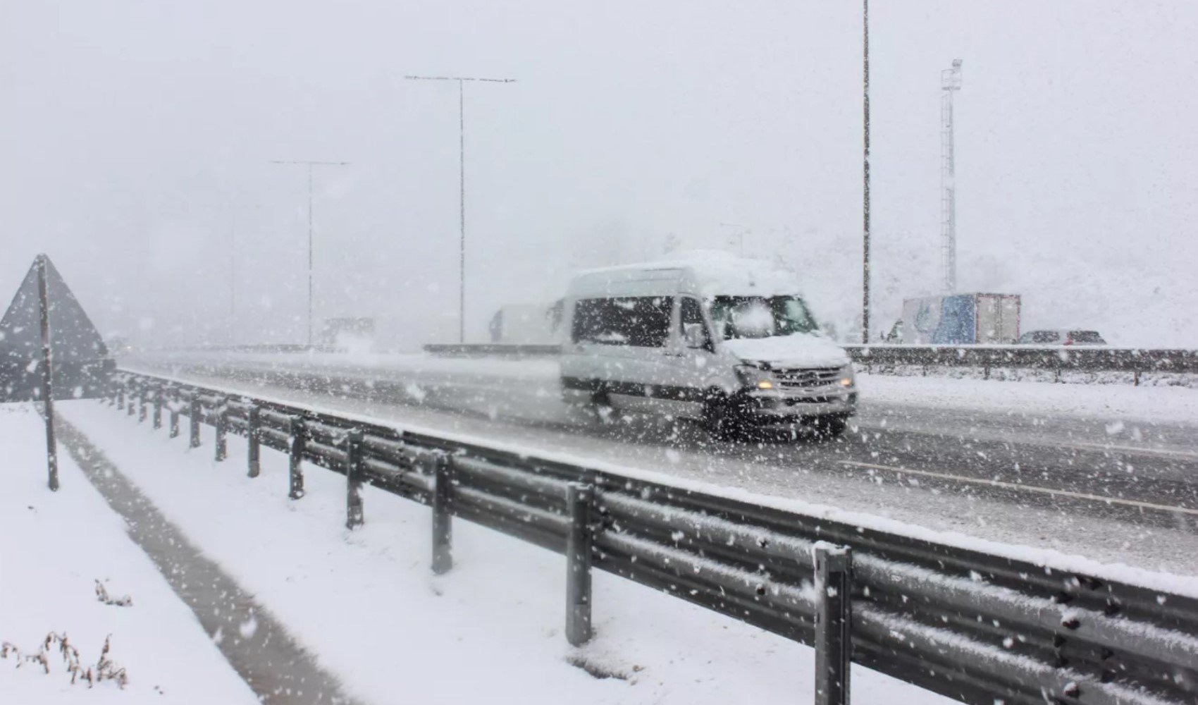 İstanbul'da Şile Otoyolu kar yağışı nedeniyle ulaşıma kapandı