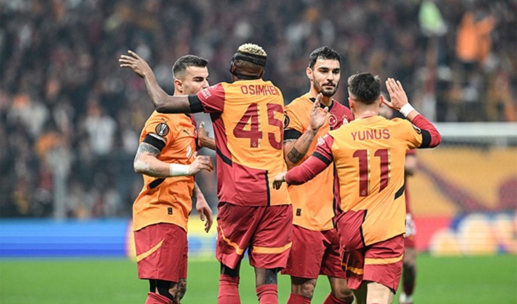 Galatasaray, AZ Alkmaar maçı öncesi kar altında çalıştı