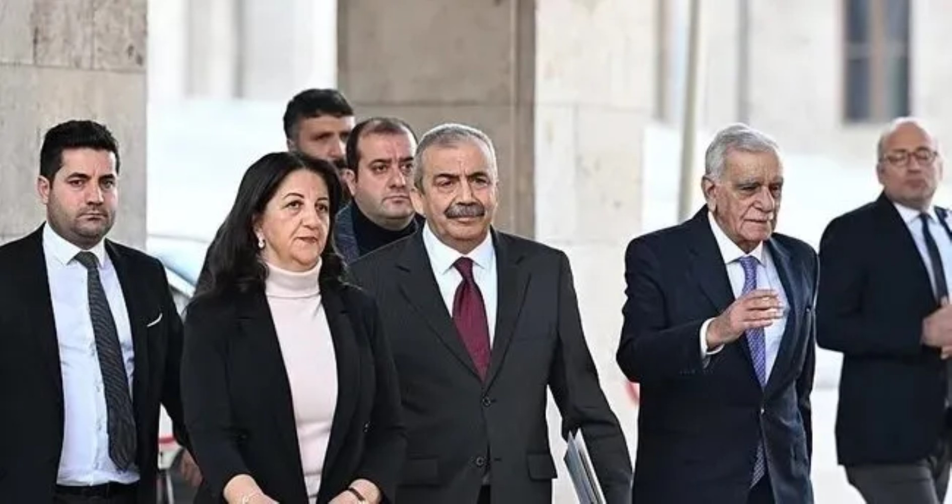 İktidar medyasından Öcalan'a övgüler devam ediyor: İkinci görüşme öncesi yeni kulis... DEM ve Öcalan arasında çatlak iddiası